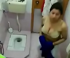 Desi bhabhi bathing caught to tight-lipped camera fucked aunty