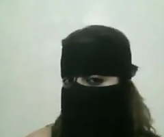 Milf shows chubby host in Niqab