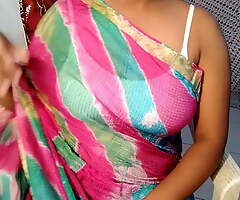 Desi sexy bhabhi candidly her saree and makes a flick