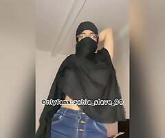 Sexy Arab All over Hijab On Moves Their way Hot Ass To Excite Men