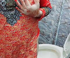 Desi Elegant Mom Desquamate Pussy And Armpits On Eid And Pissing In Bathroom