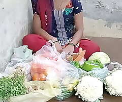देसी लड़की ने सब्जी बेचते बेचते सब्जी खरीदने वाले से चुदाया