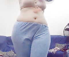 Hot desi pakistani bhabhi showing her cute body