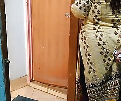 Neighbor bonks Tamil hot aunty while sweeping the house - Indian Sex
