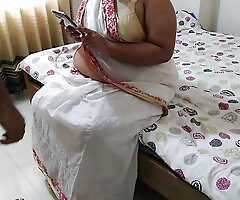 (selfie lete hue Hot Aunty ko Jabardasti Chudai) Neighbor Buccaneering her saree & fucked in bed - Indian Desi Aunty