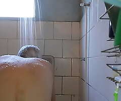 Pedrinho tomando banho
