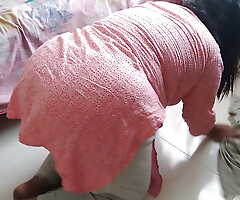 Rajasthani Moti Gand Wali Hot maa Gets Stuck Subordinate to Bed while cleaning Room able-bodied Apni Beta Uski Jabardasti Choda - Family
