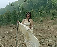Indian Famous Of age Actress Outdoor Sex !!
