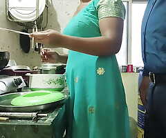 Desi bhabhi  kitchen me khana bana Rahi thi tabhi uska devar akar chut chodane laga