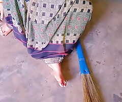 Indian Aunty reverberate concerning broom