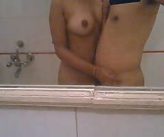 प्रिया और लड़के ने बाथरूम में नंगे हो कर वीडियो शूट किया ! प्रिया के बड़े चुचो को फिल्माया ! E16