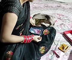 Indian Beutifull bhabhi Pissing black saree blouse