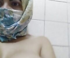 Muslim Hottie Arab Stepmom In Hijab Shows Feet, Cream Foot Fetish In Iran And Squirts Essentially Their way Reply to Feet