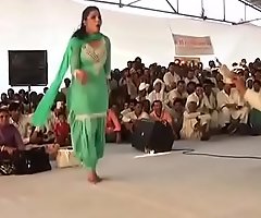 इसी​ डांस की वजह से सपना हुई थी हिट ! Sapna choudhary first rush dance Overbearing