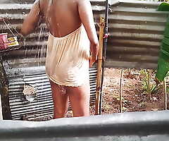 Teenage Naughty Desi Village Main Bathes in The Outdoors and Watches Secretly